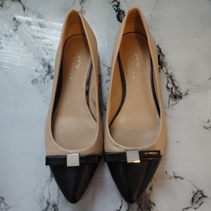 Lord & Taylor 424 FIFTH tan and black leather flats w/ silver bow detail, SZ 5.5